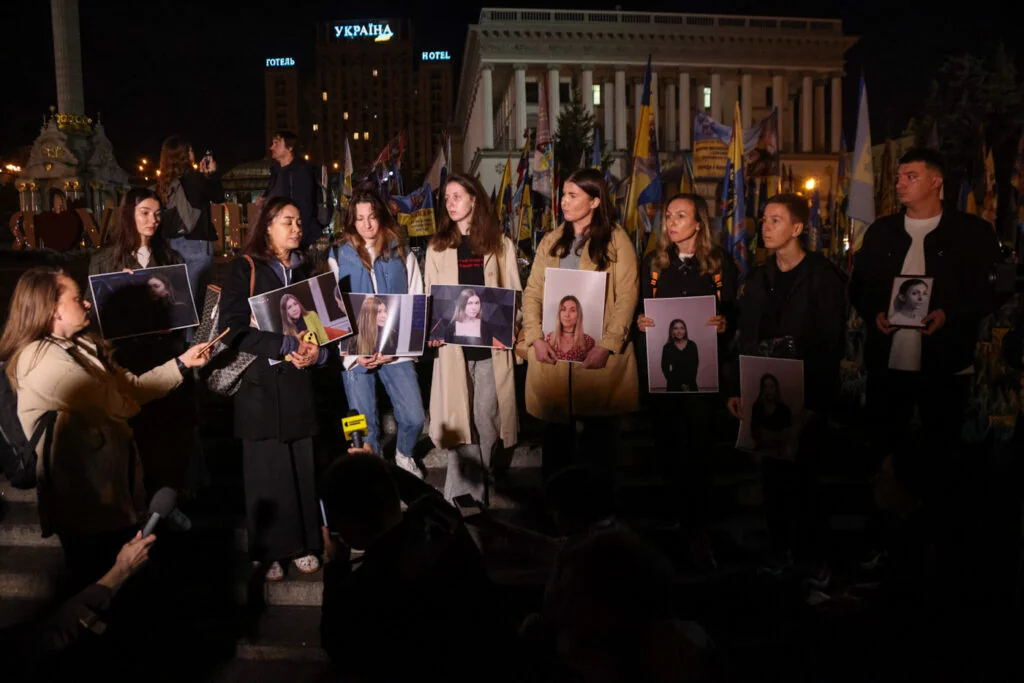 Активісти тримають портрети Вікторії Рощиної на акції за звання Героя України