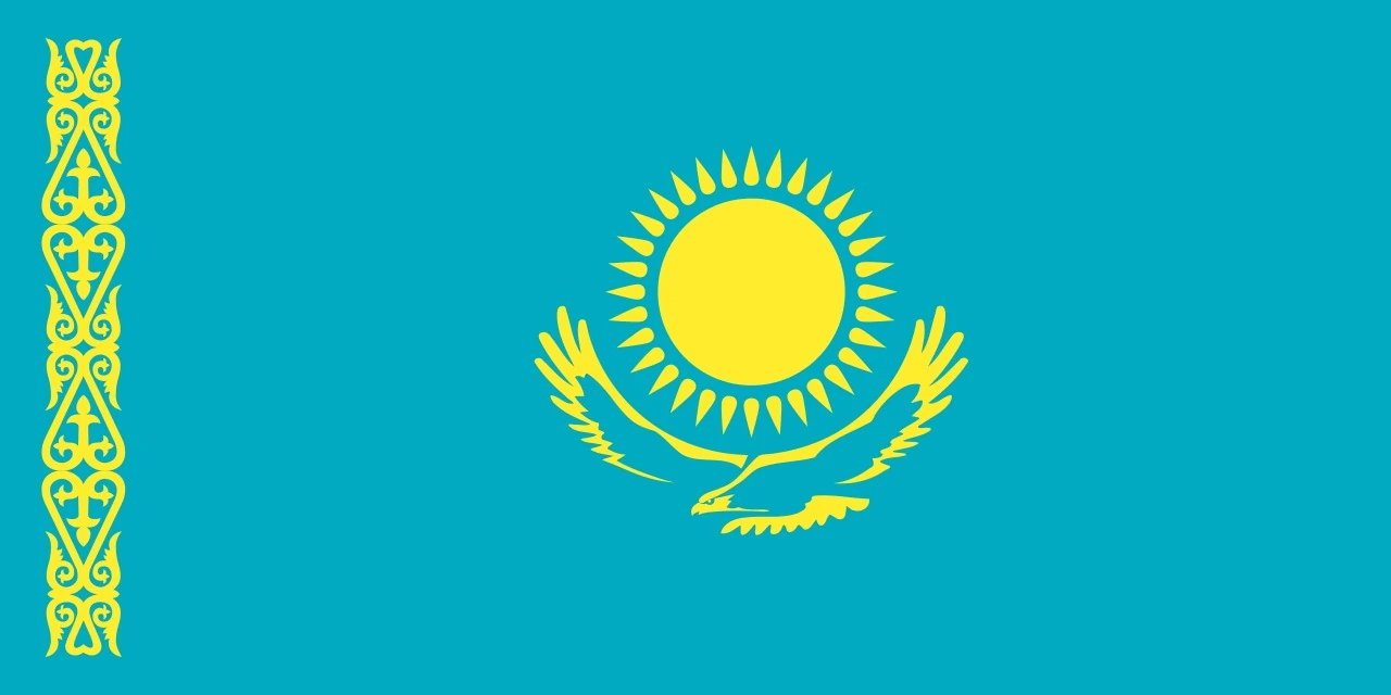 Прапор Казахстану на тлі блакитного неба