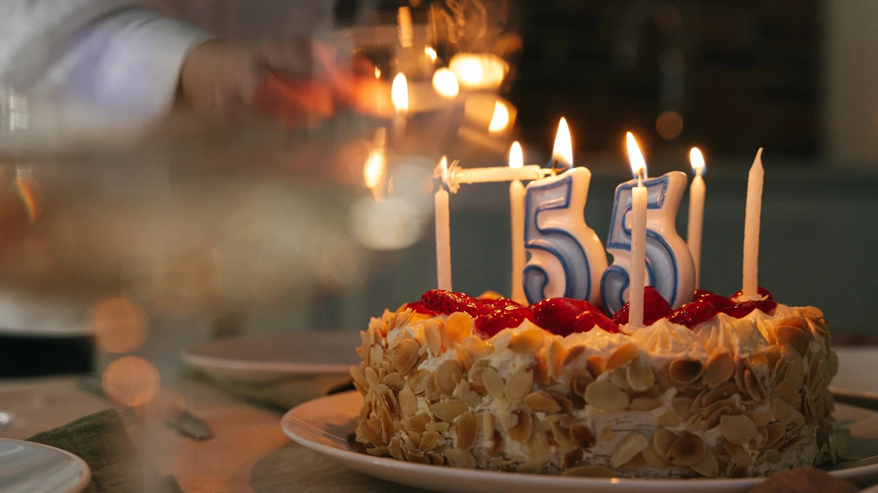 Праздничный торт со свечами на юбилей 55 лет