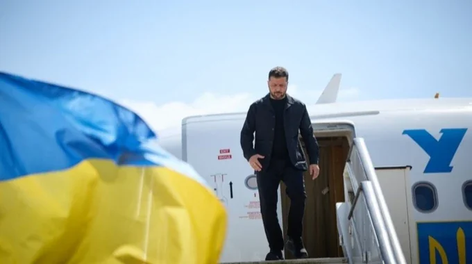 Зеленський виходить з літака з українським прапором у Парижі