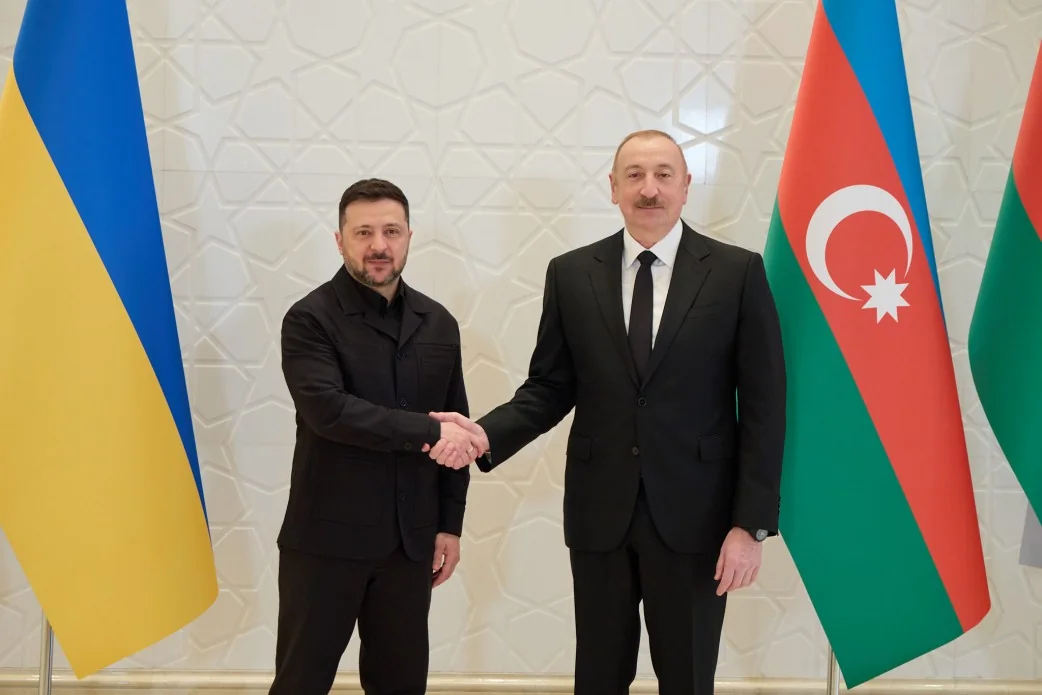 Зеленський та Алієв тиснуть руки щодо оборонної співпраці України з Азербайджаном