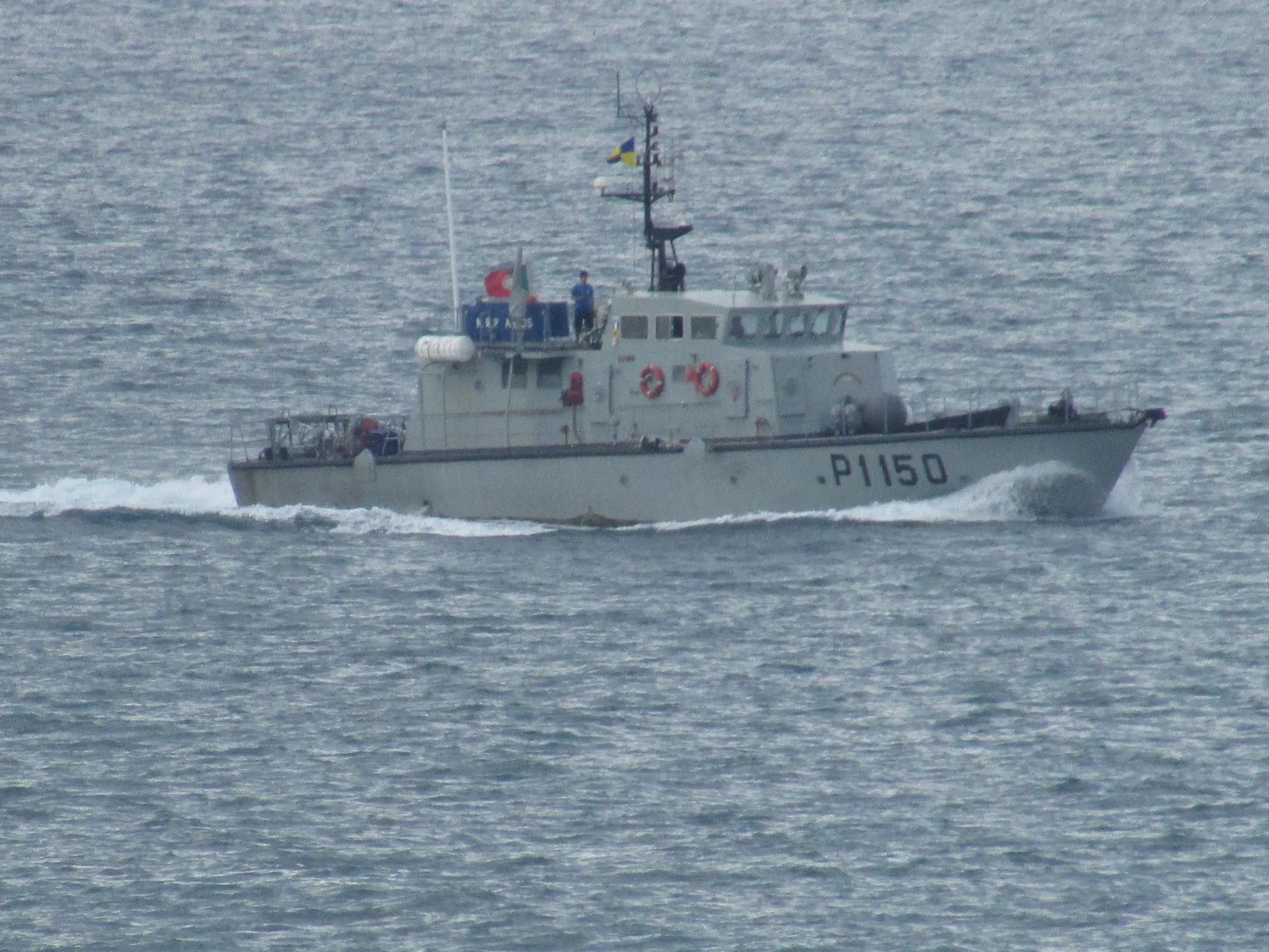 Сірий патрульний катер P1150 португальської морської поліції пливе хвилями відкритого моря