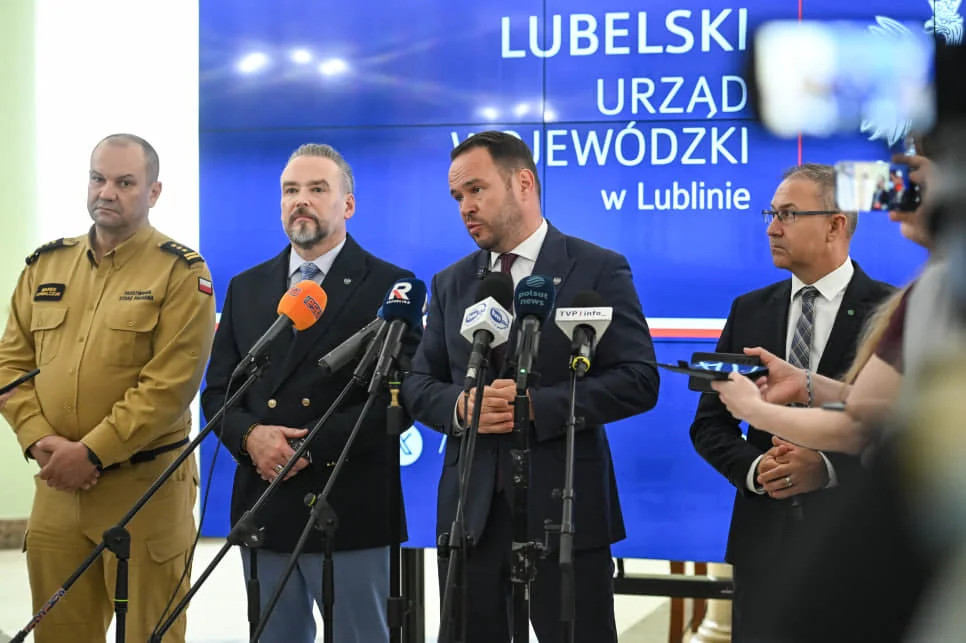 Кшиштоф Коморський виступає на пресконференції в Люблінському воєводському уряді