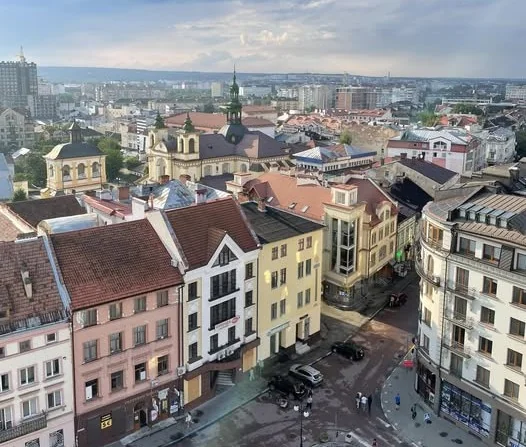Панорама історичного центру Івано-Франківська з кольоровими будинками та церквою