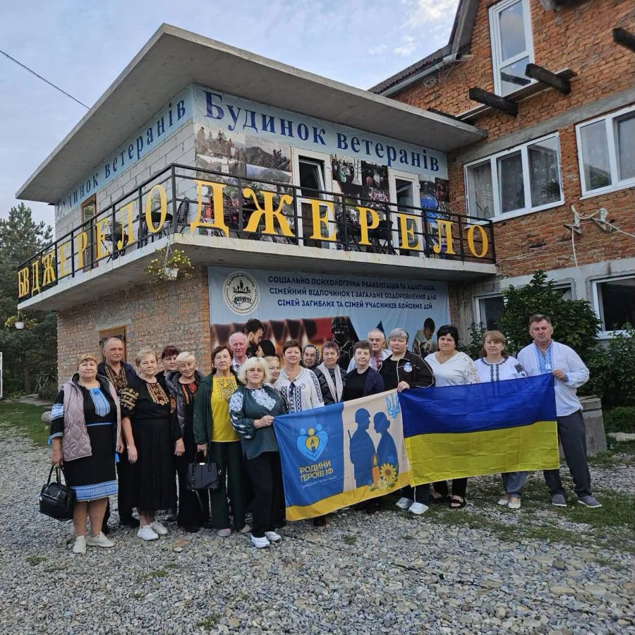 Група людей з прапорами біля Будинку ветеранів Джерело