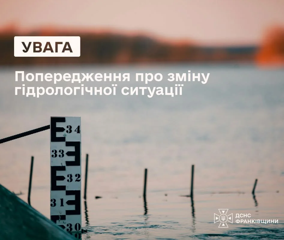 Водомірна рейка у водоймі на тлі вечірньої води й берега