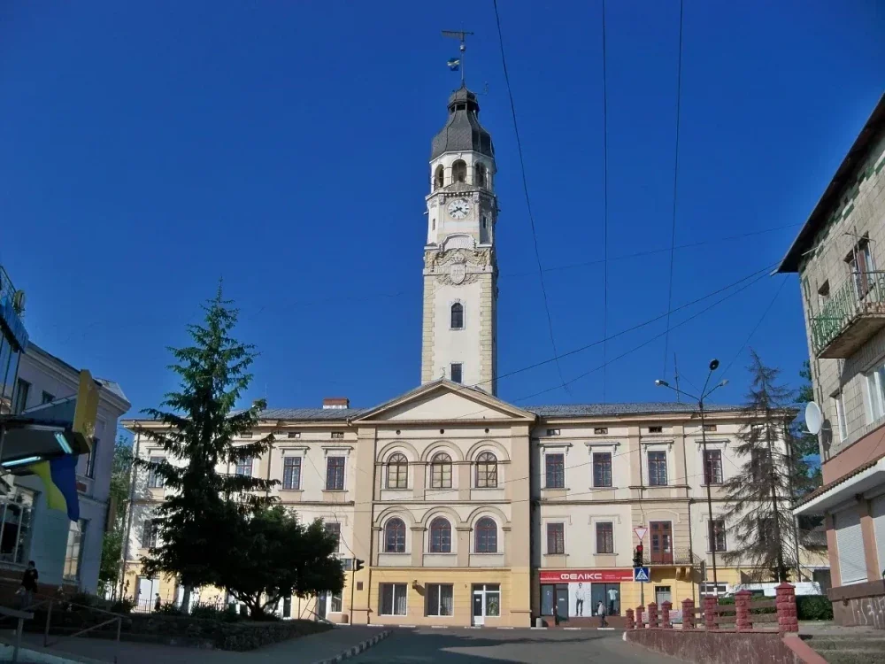 Снятинська ратуша з високою годинниковою вежею на площі міста
